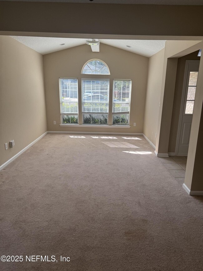 1260 Ribbon Rd in Jacksonville, FL - Foto de edificio - Building Photo