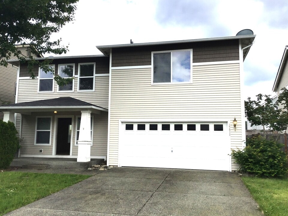 17811 Silver Creek Ave E in Puyallup, WA - Foto de edificio