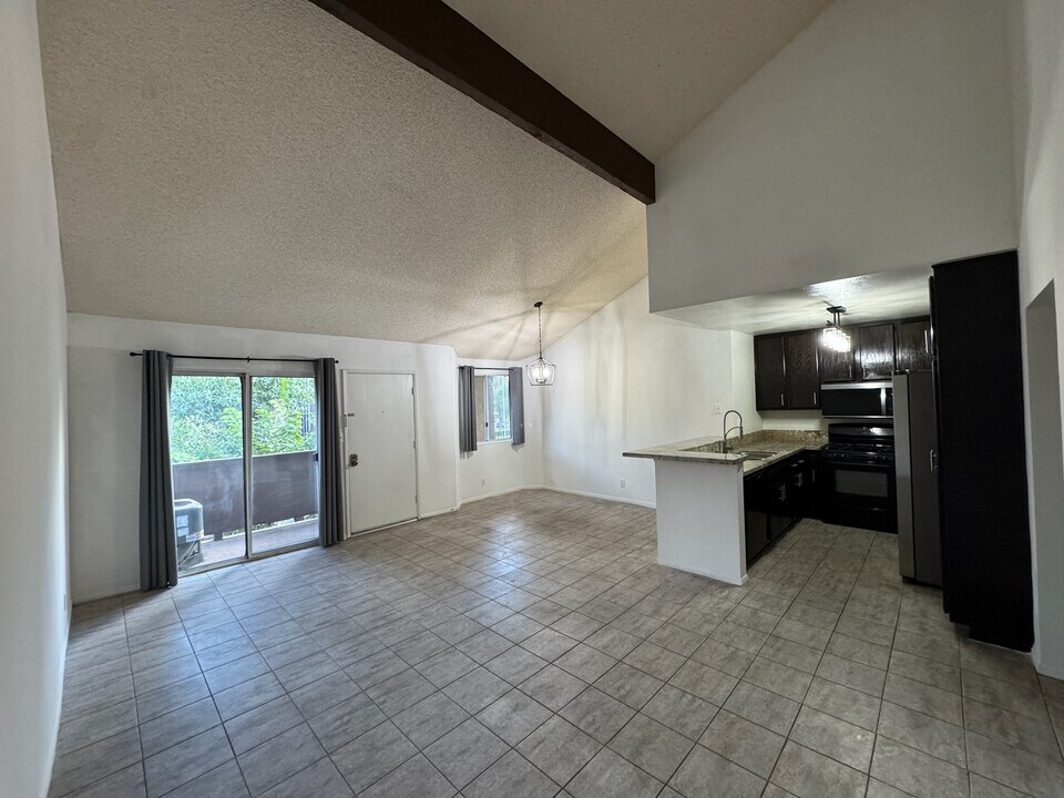 14839 Sherman Way, Unit 6 in Van Nuys, CA - Foto de edificio
