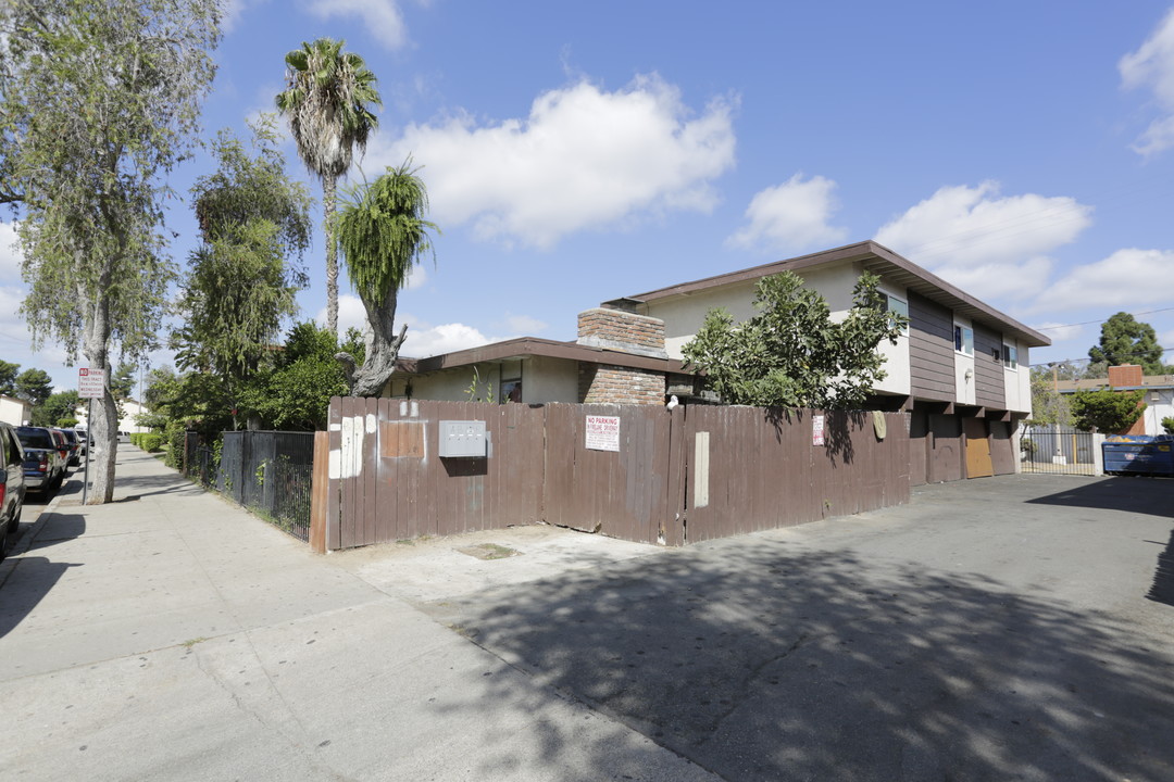 2157 W Brownwood Ave in Anaheim, CA - Building Photo