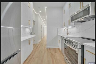 25 Russell Ave, Unit Apt 3 in Edgewater, NJ - Building Photo