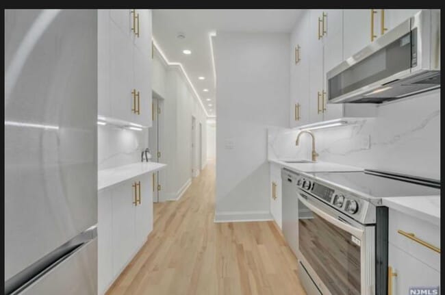 25 Russell Ave, Unit Apt 3