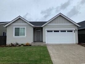 1550 NE Forest Park St in Estacada, OR - Building Photo