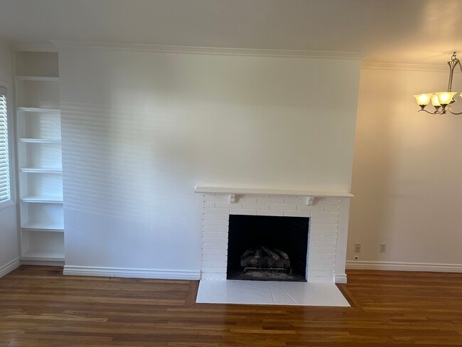 933 W Huntington Dr in Arcadia, CA - Foto de edificio - Building Photo