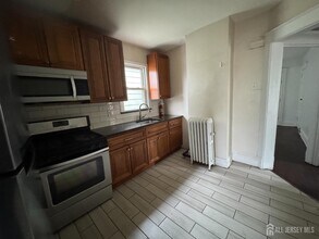 7 Maple St in New Brunswick, NJ - Building Photo - Building Photo