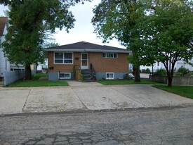 303 4th Ave NW, Unit #3 in Mandan, ND - Foto de edificio - Building Photo