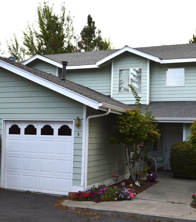 1950 NE Derek Dr, Unit 3 in Bend, OR - Foto de edificio