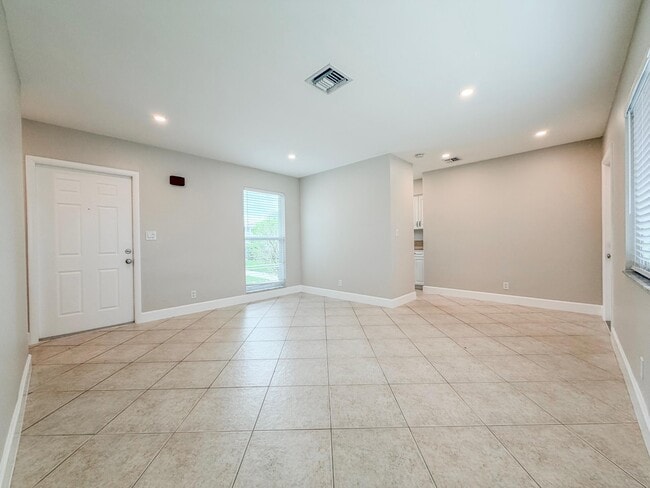 541 NE 44th St in Boca Raton, FL - Building Photo - Building Photo