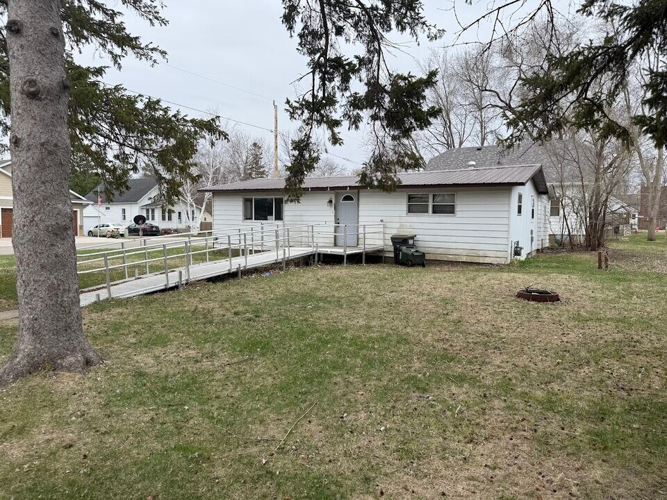 477 Maple St in Eden Valley, MN - Building Photo