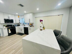 4231 NW 1st Dr in Deerfield Beach, FL - Building Photo - Building Photo