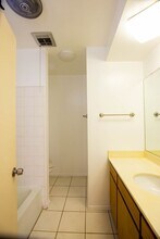 1971 Rodney Dr in Los Angeles, CA - Foto de edificio - Building Photo