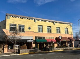 395 E Main St in Ashland, OR - Building Photo