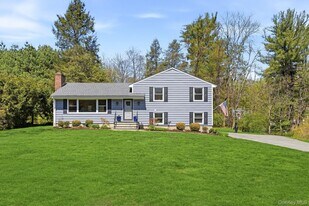 17 Cottage Pl in Katonah, NY - Building Photo