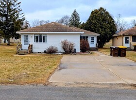 303 W Elizabeth St in Alma, MI - Building Photo