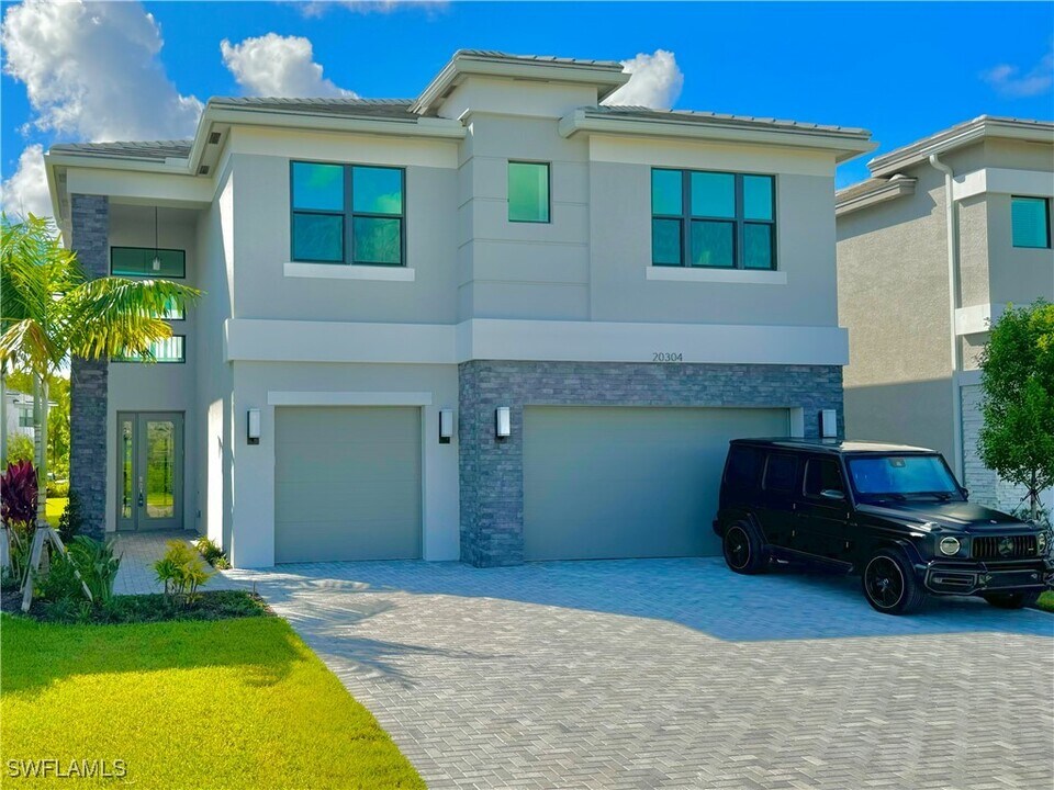 20304 Estero Xing Blvd in Estero, FL - Foto de edificio
