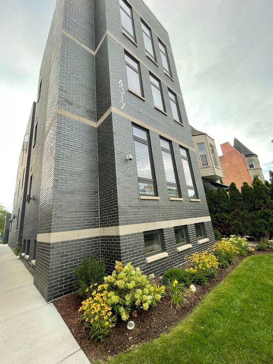 4317 S Forrestville Ave in Chicago, IL - Building Photo
