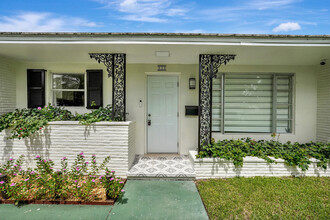 329 Alhambra Pl in West Palm Beach, FL - Foto de edificio - Building Photo