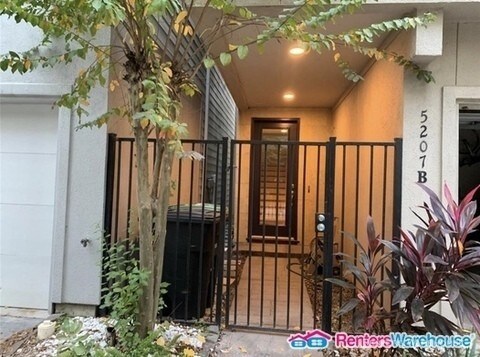 5207 Rose St-Unit -B in Houston, TX - Building Photo
