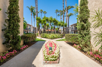 The Maddox in Huntington Beach, CA - Foto de edificio - Building Photo