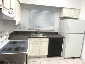 2331 NW 96th Ter, Unit 17-M in Pembroke Pines, FL - Foto de edificio - Building Photo