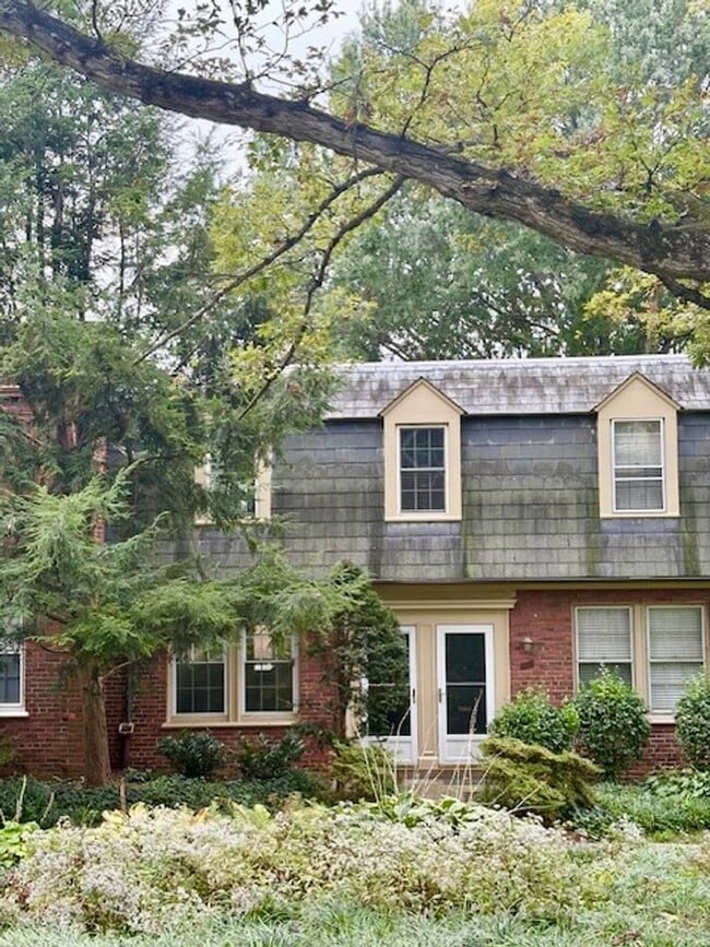 property at 1303 S Barton St