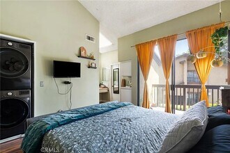 260 Cagney Ln, Unit 118 in Newport Beach, CA - Foto de edificio - Building Photo