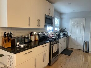 296 Arlington St, Unit #1T in Watertown, MA - Building Photo - Building Photo
