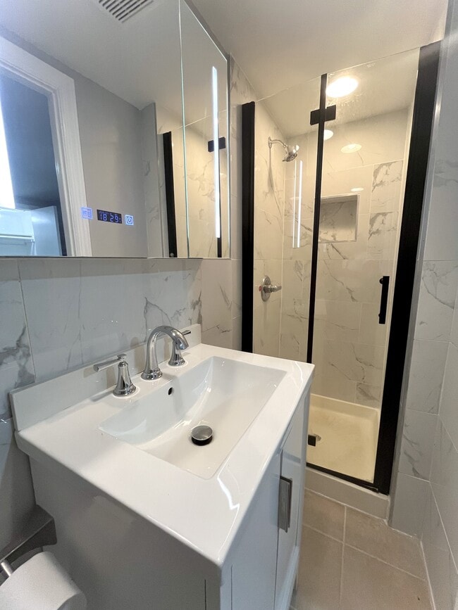 17 Crowell St in Hempstead, NY - Building Photo - Building Photo