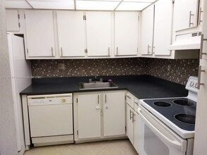 4394 NW 9th Ave in Pompano Beach, FL - Building Photo - Building Photo