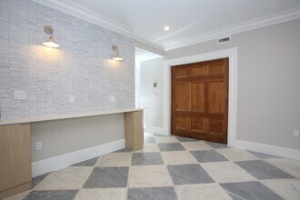 15 Lanark Rd, Unit 2B in Brighton, MA - Foto de edificio - Building Photo