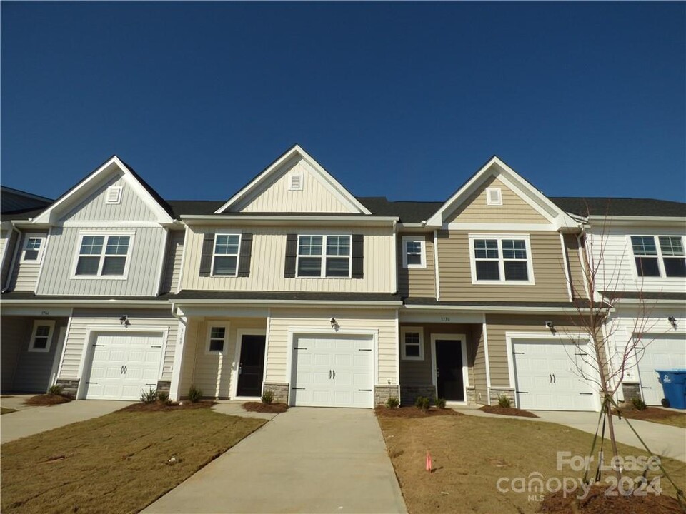 3768 Yorkshire Pl in Sherrills Ford, NC - Foto de edificio