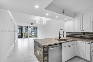 12 Royal Palm Way in Boca Raton, FL - Building Photo
