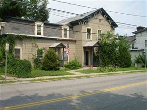 8 Hudson St in Warrensburg, NY - Foto de edificio - Building Photo