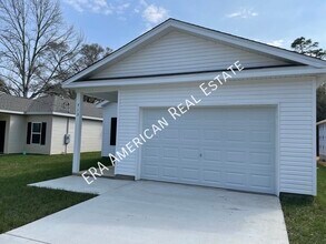 713 Robinson Ave E in Crestview, FL - Foto de edificio - Building Photo