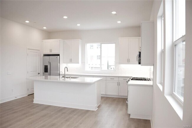 1630 Saratoga Ln in Los Angeles, CA - Building Photo - Building Photo