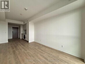 4015 The Exchange in Mississauga, ON - Building Photo - Building Photo