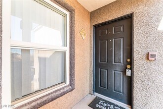 6650 W Warm Springs Rd in Las Vegas, NV - Foto de edificio - Building Photo