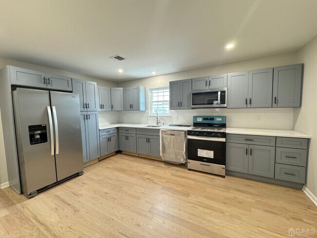 17 Thomas St, Unit 2 in South River, NJ - Building Photo - Building Photo