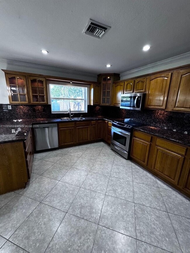 12745 SW 33rd Terrace in Miami, FL - Building Photo - Building Photo