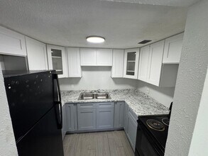 13701 N 21st St in Tampa, FL - Building Photo - Building Photo