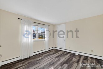 68 Lyman Rd in West Hartford, CT - Foto de edificio - Building Photo