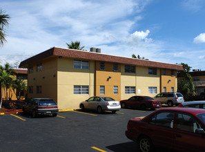 Jade Lynn Apartments in Hollywood, FL - Building Photo - Building Photo