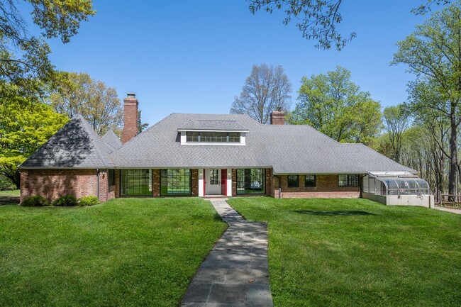 property at 214 Centre Island Rd