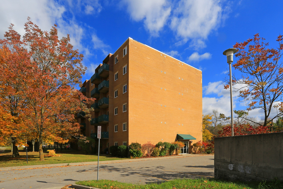 225 Old Carriage Dr in Kitchener, ON - Building Photo