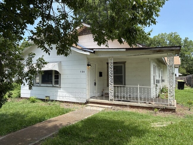 730 E 14th St in Ada, OK - Foto de edificio - Building Photo