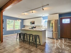 225 Sunnyhill Rd W in Bremerton, WA - Building Photo - Building Photo