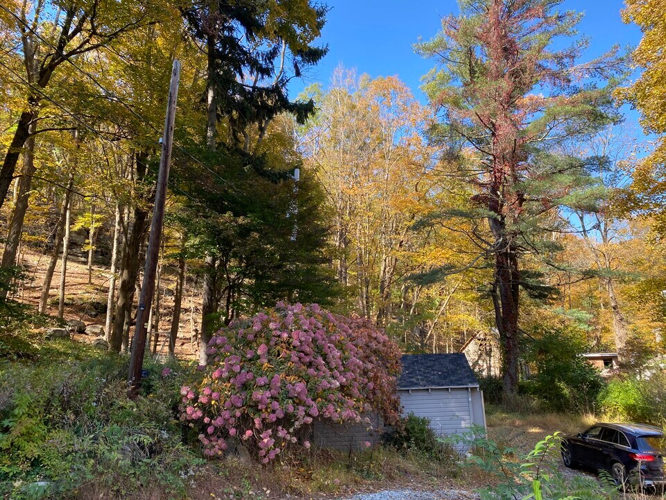 8 Paterson Hill Rd in Tuxedo Park, NY - Building Photo