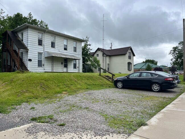 709 E 2nd St, Unit 1 in Defiance, OH - Foto de edificio - Building Photo