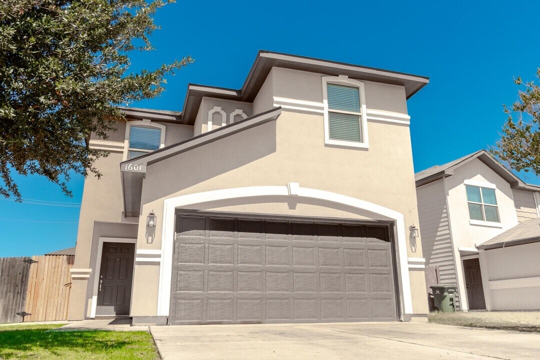 1601 Ann Harbor St in Laredo, TX - Building Photo