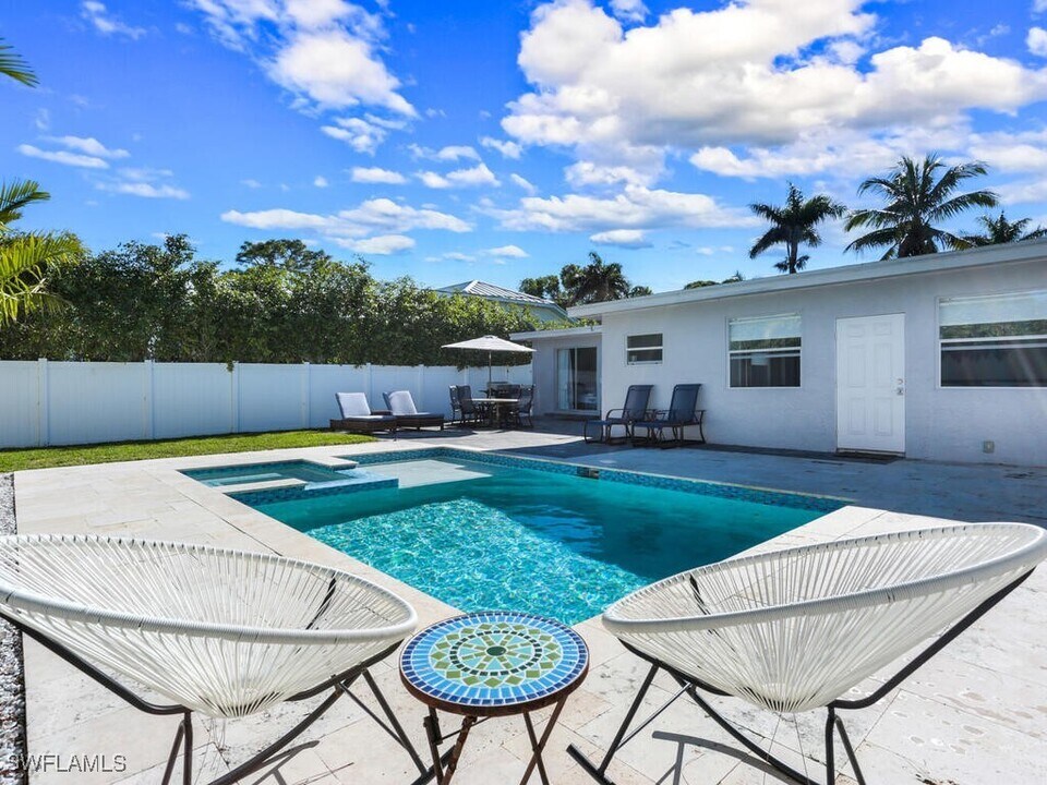 1279 10th Ave N in Naples, FL - Building Photo